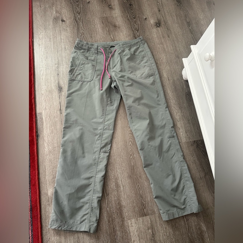 The North Face Green Long short/ court Pants Adj length 5 Pockets +
Stow Pocket